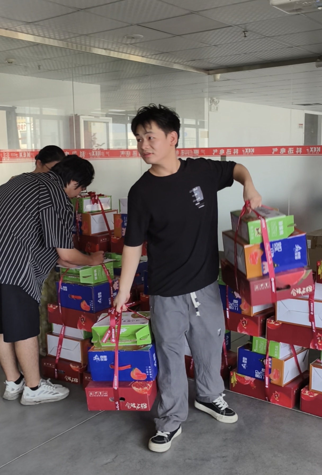 मिड-ऑटम फेस्टिव्हलच्या निमित्ताने, केक्सन इलेक्ट्रिकने प्रत्येक कर्मचाऱ्यासाठी उत्कृष्ट गिफ्ट बॉक्स तयार केले आहेत. मिड-ऑटम फेस्टिव्हलच्या निमित्ताने, केक्सन इलेक्ट्रिकने प्रत्येक कर्मचाऱ्यासाठी उत्कृष्ट गिफ्ट बॉक्स तयार केले आहेत.